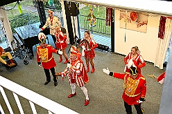 01 DRK HausSandberg 2026- 02-04 05  Seniorenkarneval und Flüstersitzung - An Nachmittag des 4. Februar führte uns der erste Termin in das DRK-Multikulturelle Seniorenzentrum Haus am Sandberg in Homberg. Zum 2. Termin musste wir in den Süden. In Huckingen feierte die KFD St. Peter und Paul Gemeinde ihren  2. karnvalistischen Nachmittag, Toni I. wurde ein Superstar empfangen. Gestärkt mit ausreichend Kuchen und Kaffee ging es dann nach Walsum. In Open Rheins „Zum Johanniter“ , dort fand die „Flüstersitzung“ der Prinzengarde statt. : DVPJ, Toni I, Jules I., Prinz Karneval, Prinz, Prinzessin Aileen I., Hofmarschälle, Page, Pagen, Paginnen, HDK, Duisburg, Karneval, Helau, Tollität, Event, Session 2025, Session 2025, HDK Duisburg, Hauptausschuss, Hauptausschuss Karneval Duisburg, Duisburg ist echt