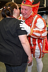 01 DRK HausSandberg 2026- 02-04 07  Seniorenkarneval und Flüstersitzung - An Nachmittag des 4. Februar führte uns der erste Termin in das DRK-Multikulturelle Seniorenzentrum Haus am Sandberg in Homberg. Zum 2. Termin musste wir in den Süden. In Huckingen feierte die KFD St. Peter und Paul Gemeinde ihren  2. karnvalistischen Nachmittag, Toni I. wurde ein Superstar empfangen. Gestärkt mit ausreichend Kuchen und Kaffee ging es dann nach Walsum. In Open Rheins „Zum Johanniter“ , dort fand die „Flüstersitzung“ der Prinzengarde statt. : DVPJ, Toni I, Jules I., Prinz Karneval, Prinz, Prinzessin Aileen I., Hofmarschälle, Page, Pagen, Paginnen, HDK, Duisburg, Karneval, Helau, Tollität, Event, Session 2025, Session 2025, HDK Duisburg, Hauptausschuss, Hauptausschuss Karneval Duisburg, Duisburg ist echt