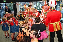 01 DRK HausSandberg 2026- 02-04 09  Seniorenkarneval und Flüstersitzung - An Nachmittag des 4. Februar führte uns der erste Termin in das DRK-Multikulturelle Seniorenzentrum Haus am Sandberg in Homberg. Zum 2. Termin musste wir in den Süden. In Huckingen feierte die KFD St. Peter und Paul Gemeinde ihren  2. karnvalistischen Nachmittag, Toni I. wurde ein Superstar empfangen. Gestärkt mit ausreichend Kuchen und Kaffee ging es dann nach Walsum. In Open Rheins „Zum Johanniter“ , dort fand die „Flüstersitzung“ der Prinzengarde statt. : DVPJ, Toni I, Jules I., Prinz Karneval, Prinz, Prinzessin Aileen I., Hofmarschälle, Page, Pagen, Paginnen, HDK, Duisburg, Karneval, Helau, Tollität, Event, Session 2025, Session 2025, HDK Duisburg, Hauptausschuss, Hauptausschuss Karneval Duisburg, Duisburg ist echt