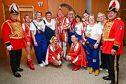 02 KFD Peter Paul 2026- 02-04 01  Seniorenkarneval und Flüstersitzung - An Nachmittag des 4. Februar führte uns der erste Termin in das DRK-Multikulturelle Seniorenzentrum Haus am Sandberg in Homberg. Zum 2. Termin musste wir in den Süden. In Huckingen feierte die KFD St. Peter und Paul Gemeinde ihren  2. karnvalistischen Nachmittag, Toni I. wurde ein Superstar empfangen. Gestärkt mit ausreichend Kuchen und Kaffee ging es dann nach Walsum. In Open Rheins „Zum Johanniter“ , dort fand die „Flüstersitzung“ der Prinzengarde statt. : DVPJ, Toni I, Jules I., Prinz Karneval, Prinz, Prinzessin Aileen I., Hofmarschälle, Page, Pagen, Paginnen, HDK, Duisburg, Karneval, Helau, Tollität, Event, Session 2025, Session 2025, HDK Duisburg, Hauptausschuss, Hauptausschuss Karneval Duisburg, Duisburg ist echt