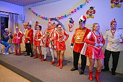 02 KFD Peter Paul 2026- 02-04 05  Seniorenkarneval und Flüstersitzung - An Nachmittag des 4. Februar führte uns der erste Termin in das DRK-Multikulturelle Seniorenzentrum Haus am Sandberg in Homberg. Zum 2. Termin musste wir in den Süden. In Huckingen feierte die KFD St. Peter und Paul Gemeinde ihren  2. karnvalistischen Nachmittag, Toni I. wurde ein Superstar empfangen. Gestärkt mit ausreichend Kuchen und Kaffee ging es dann nach Walsum. In Open Rheins „Zum Johanniter“ , dort fand die „Flüstersitzung“ der Prinzengarde statt. : DVPJ, Toni I, Jules I., Prinz Karneval, Prinz, Prinzessin Aileen I., Hofmarschälle, Page, Pagen, Paginnen, HDK, Duisburg, Karneval, Helau, Tollität, Event, Session 2025, Session 2025, HDK Duisburg, Hauptausschuss, Hauptausschuss Karneval Duisburg, Duisburg ist echt