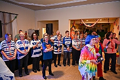 02 KFD Peter Paul 2026- 02-04 09  Seniorenkarneval und Flüstersitzung - An Nachmittag des 4. Februar führte uns der erste Termin in das DRK-Multikulturelle Seniorenzentrum Haus am Sandberg in Homberg. Zum 2. Termin musste wir in den Süden. In Huckingen feierte die KFD St. Peter und Paul Gemeinde ihren  2. karnvalistischen Nachmittag, Toni I. wurde ein Superstar empfangen. Gestärkt mit ausreichend Kuchen und Kaffee ging es dann nach Walsum. In Open Rheins „Zum Johanniter“ , dort fand die „Flüstersitzung“ der Prinzengarde statt. : DVPJ, Toni I, Jules I., Prinz Karneval, Prinz, Prinzessin Aileen I., Hofmarschälle, Page, Pagen, Paginnen, HDK, Duisburg, Karneval, Helau, Tollität, Event, Session 2025, Session 2025, HDK Duisburg, Hauptausschuss, Hauptausschuss Karneval Duisburg, Duisburg ist echt