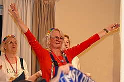 02 KFD Peter Paul 2026- 02-04 13  Seniorenkarneval und Flüstersitzung - An Nachmittag des 4. Februar führte uns der erste Termin in das DRK-Multikulturelle Seniorenzentrum Haus am Sandberg in Homberg. Zum 2. Termin musste wir in den Süden. In Huckingen feierte die KFD St. Peter und Paul Gemeinde ihren  2. karnvalistischen Nachmittag, Toni I. wurde ein Superstar empfangen. Gestärkt mit ausreichend Kuchen und Kaffee ging es dann nach Walsum. In Open Rheins „Zum Johanniter“ , dort fand die „Flüstersitzung“ der Prinzengarde statt. : DVPJ, Toni I, Jules I., Prinz Karneval, Prinz, Prinzessin Aileen I., Hofmarschälle, Page, Pagen, Paginnen, HDK, Duisburg, Karneval, Helau, Tollität, Event, Session 2025, Session 2025, HDK Duisburg, Hauptausschuss, Hauptausschuss Karneval Duisburg, Duisburg ist echt