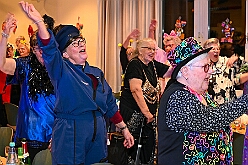 02 KFD Peter Paul 2026- 02-04 14  Seniorenkarneval und Flüstersitzung - An Nachmittag des 4. Februar führte uns der erste Termin in das DRK-Multikulturelle Seniorenzentrum Haus am Sandberg in Homberg. Zum 2. Termin musste wir in den Süden. In Huckingen feierte die KFD St. Peter und Paul Gemeinde ihren  2. karnvalistischen Nachmittag, Toni I. wurde ein Superstar empfangen. Gestärkt mit ausreichend Kuchen und Kaffee ging es dann nach Walsum. In Open Rheins „Zum Johanniter“ , dort fand die „Flüstersitzung“ der Prinzengarde statt. : DVPJ, Toni I, Jules I., Prinz Karneval, Prinz, Prinzessin Aileen I., Hofmarschälle, Page, Pagen, Paginnen, HDK, Duisburg, Karneval, Helau, Tollität, Event, Session 2025, Session 2025, HDK Duisburg, Hauptausschuss, Hauptausschuss Karneval Duisburg, Duisburg ist echt