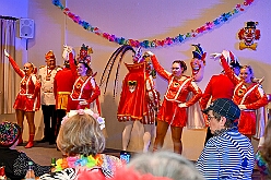 02 KFD Peter Paul 2026- 02-04 17  Seniorenkarneval und Flüstersitzung - An Nachmittag des 4. Februar führte uns der erste Termin in das DRK-Multikulturelle Seniorenzentrum Haus am Sandberg in Homberg. Zum 2. Termin musste wir in den Süden. In Huckingen feierte die KFD St. Peter und Paul Gemeinde ihren  2. karnvalistischen Nachmittag, Toni I. wurde ein Superstar empfangen. Gestärkt mit ausreichend Kuchen und Kaffee ging es dann nach Walsum. In Open Rheins „Zum Johanniter“ , dort fand die „Flüstersitzung“ der Prinzengarde statt. : DVPJ, Toni I, Jules I., Prinz Karneval, Prinz, Prinzessin Aileen I., Hofmarschälle, Page, Pagen, Paginnen, HDK, Duisburg, Karneval, Helau, Tollität, Event, Session 2025, Session 2025, HDK Duisburg, Hauptausschuss, Hauptausschuss Karneval Duisburg, Duisburg ist echt