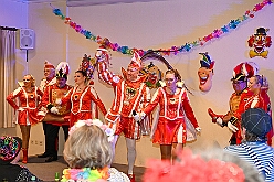 02 KFD Peter Paul 2026- 02-04 18  Seniorenkarneval und Flüstersitzung - An Nachmittag des 4. Februar führte uns der erste Termin in das DRK-Multikulturelle Seniorenzentrum Haus am Sandberg in Homberg. Zum 2. Termin musste wir in den Süden. In Huckingen feierte die KFD St. Peter und Paul Gemeinde ihren  2. karnvalistischen Nachmittag, Toni I. wurde ein Superstar empfangen. Gestärkt mit ausreichend Kuchen und Kaffee ging es dann nach Walsum. In Open Rheins „Zum Johanniter“ , dort fand die „Flüstersitzung“ der Prinzengarde statt. : DVPJ, Toni I, Jules I., Prinz Karneval, Prinz, Prinzessin Aileen I., Hofmarschälle, Page, Pagen, Paginnen, HDK, Duisburg, Karneval, Helau, Tollität, Event, Session 2025, Session 2025, HDK Duisburg, Hauptausschuss, Hauptausschuss Karneval Duisburg, Duisburg ist echt