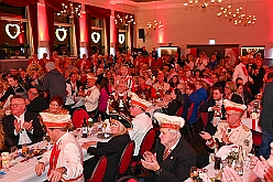 03 Fluesters PrinzGGrd 2026- 02-04 01  Seniorenkarneval und Flüstersitzung - An Nachmittag des 4. Februar führte uns der erste Termin in das DRK-Multikulturelle Seniorenzentrum Haus am Sandberg in Homberg. Zum 2. Termin musste wir in den Süden. In Huckingen feierte die KFD St. Peter und Paul Gemeinde ihren  2. karnvalistischen Nachmittag, Toni I. wurde ein Superstar empfangen. Gestärkt mit ausreichend Kuchen und Kaffee ging es dann nach Walsum. In Open Rheins „Zum Johanniter“ , dort fand die „Flüstersitzung“ der Prinzengarde statt. : DVPJ, Toni I, Jules I., Prinz Karneval, Prinz, Prinzessin Aileen I., Hofmarschälle, Page, Pagen, Paginnen, HDK, Duisburg, Karneval, Helau, Tollität, Event, Session 2025, Session 2025, HDK Duisburg, Hauptausschuss, Hauptausschuss Karneval Duisburg, Duisburg ist echt