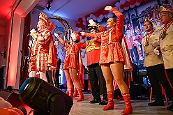 03 Fluesters PrinzGGrd 2026- 02-04 08  Seniorenkarneval und Flüstersitzung - An Nachmittag des 4. Februar führte uns der erste Termin in das DRK-Multikulturelle Seniorenzentrum Haus am Sandberg in Homberg. Zum 2. Termin musste wir in den Süden. In Huckingen feierte die KFD St. Peter und Paul Gemeinde ihren  2. karnvalistischen Nachmittag, Toni I. wurde ein Superstar empfangen. Gestärkt mit ausreichend Kuchen und Kaffee ging es dann nach Walsum. In Open Rheins „Zum Johanniter“ , dort fand die „Flüstersitzung“ der Prinzengarde statt. : DVPJ, Toni I, Jules I., Prinz Karneval, Prinz, Prinzessin Aileen I., Hofmarschälle, Page, Pagen, Paginnen, HDK, Duisburg, Karneval, Helau, Tollität, Event, Session 2025, Session 2025, HDK Duisburg, Hauptausschuss, Hauptausschuss Karneval Duisburg, Duisburg ist echt