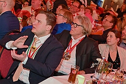 03 Fluesters PrinzGGrd 2026- 02-04 10  Seniorenkarneval und Flüstersitzung - An Nachmittag des 4. Februar führte uns der erste Termin in das DRK-Multikulturelle Seniorenzentrum Haus am Sandberg in Homberg. Zum 2. Termin musste wir in den Süden. In Huckingen feierte die KFD St. Peter und Paul Gemeinde ihren  2. karnvalistischen Nachmittag, Toni I. wurde ein Superstar empfangen. Gestärkt mit ausreichend Kuchen und Kaffee ging es dann nach Walsum. In Open Rheins „Zum Johanniter“ , dort fand die „Flüstersitzung“ der Prinzengarde statt. : DVPJ, Toni I, Jules I., Prinz Karneval, Prinz, Prinzessin Aileen I., Hofmarschälle, Page, Pagen, Paginnen, HDK, Duisburg, Karneval, Helau, Tollität, Event, Session 2025, Session 2025, HDK Duisburg, Hauptausschuss, Hauptausschuss Karneval Duisburg, Duisburg ist echt