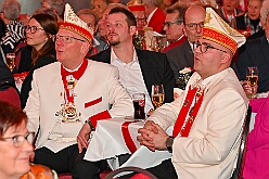 03 Fluesters PrinzGGrd 2026- 02-04 11  Seniorenkarneval und Flüstersitzung - An Nachmittag des 4. Februar führte uns der erste Termin in das DRK-Multikulturelle Seniorenzentrum Haus am Sandberg in Homberg. Zum 2. Termin musste wir in den Süden. In Huckingen feierte die KFD St. Peter und Paul Gemeinde ihren  2. karnvalistischen Nachmittag, Toni I. wurde ein Superstar empfangen. Gestärkt mit ausreichend Kuchen und Kaffee ging es dann nach Walsum. In Open Rheins „Zum Johanniter“ , dort fand die „Flüstersitzung“ der Prinzengarde statt. : DVPJ, Toni I, Jules I., Prinz Karneval, Prinz, Prinzessin Aileen I., Hofmarschälle, Page, Pagen, Paginnen, HDK, Duisburg, Karneval, Helau, Tollität, Event, Session 2025, Session 2025, HDK Duisburg, Hauptausschuss, Hauptausschuss Karneval Duisburg, Duisburg ist echt