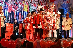 03 Fluesters PrinzGGrd 2026- 02-04 12  Seniorenkarneval und Flüstersitzung - An Nachmittag des 4. Februar führte uns der erste Termin in das DRK-Multikulturelle Seniorenzentrum Haus am Sandberg in Homberg. Zum 2. Termin musste wir in den Süden. In Huckingen feierte die KFD St. Peter und Paul Gemeinde ihren  2. karnvalistischen Nachmittag, Toni I. wurde ein Superstar empfangen. Gestärkt mit ausreichend Kuchen und Kaffee ging es dann nach Walsum. In Open Rheins „Zum Johanniter“ , dort fand die „Flüstersitzung“ der Prinzengarde statt. : DVPJ, Toni I, Jules I., Prinz Karneval, Prinz, Prinzessin Aileen I., Hofmarschälle, Page, Pagen, Paginnen, HDK, Duisburg, Karneval, Helau, Tollität, Event, Session 2025, Session 2025, HDK Duisburg, Hauptausschuss, Hauptausschuss Karneval Duisburg, Duisburg ist echt