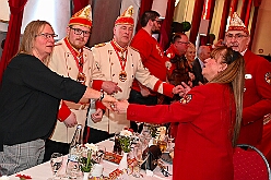 03 Fluesters PrinzGGrd 2026- 02-04 13  Seniorenkarneval und Flüstersitzung - An Nachmittag des 4. Februar führte uns der erste Termin in das DRK-Multikulturelle Seniorenzentrum Haus am Sandberg in Homberg. Zum 2. Termin musste wir in den Süden. In Huckingen feierte die KFD St. Peter und Paul Gemeinde ihren  2. karnvalistischen Nachmittag, Toni I. wurde ein Superstar empfangen. Gestärkt mit ausreichend Kuchen und Kaffee ging es dann nach Walsum. In Open Rheins „Zum Johanniter“ , dort fand die „Flüstersitzung“ der Prinzengarde statt. : DVPJ, Toni I, Jules I., Prinz Karneval, Prinz, Prinzessin Aileen I., Hofmarschälle, Page, Pagen, Paginnen, HDK, Duisburg, Karneval, Helau, Tollität, Event, Session 2025, Session 2025, HDK Duisburg, Hauptausschuss, Hauptausschuss Karneval Duisburg, Duisburg ist echt