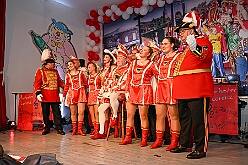 03 Fluesters PrinzGGrd 2026- 02-04 14  Seniorenkarneval und Flüstersitzung - An Nachmittag des 4. Februar führte uns der erste Termin in das DRK-Multikulturelle Seniorenzentrum Haus am Sandberg in Homberg. Zum 2. Termin musste wir in den Süden. In Huckingen feierte die KFD St. Peter und Paul Gemeinde ihren  2. karnvalistischen Nachmittag, Toni I. wurde ein Superstar empfangen. Gestärkt mit ausreichend Kuchen und Kaffee ging es dann nach Walsum. In Open Rheins „Zum Johanniter“ , dort fand die „Flüstersitzung“ der Prinzengarde statt. : DVPJ, Toni I, Jules I., Prinz Karneval, Prinz, Prinzessin Aileen I., Hofmarschälle, Page, Pagen, Paginnen, HDK, Duisburg, Karneval, Helau, Tollität, Event, Session 2025, Session 2025, HDK Duisburg, Hauptausschuss, Hauptausschuss Karneval Duisburg, Duisburg ist echt