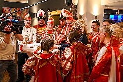 03 Fluesters PrinzGGrd 2026- 02-04 18  Seniorenkarneval und Flüstersitzung - An Nachmittag des 4. Februar führte uns der erste Termin in das DRK-Multikulturelle Seniorenzentrum Haus am Sandberg in Homberg. Zum 2. Termin musste wir in den Süden. In Huckingen feierte die KFD St. Peter und Paul Gemeinde ihren  2. karnvalistischen Nachmittag, Toni I. wurde ein Superstar empfangen. Gestärkt mit ausreichend Kuchen und Kaffee ging es dann nach Walsum. In Open Rheins „Zum Johanniter“ , dort fand die „Flüstersitzung“ der Prinzengarde statt. : DVPJ, Toni I, Jules I., Prinz Karneval, Prinz, Prinzessin Aileen I., Hofmarschälle, Page, Pagen, Paginnen, HDK, Duisburg, Karneval, Helau, Tollität, Event, Session 2025, Session 2025, HDK Duisburg, Hauptausschuss, Hauptausschuss Karneval Duisburg, Duisburg ist echt