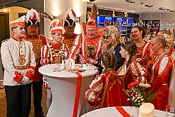 03 Fluesters PrinzGGrd 2026- 02-04 19  Seniorenkarneval und Flüstersitzung - An Nachmittag des 4. Februar führte uns der erste Termin in das DRK-Multikulturelle Seniorenzentrum Haus am Sandberg in Homberg. Zum 2. Termin musste wir in den Süden. In Huckingen feierte die KFD St. Peter und Paul Gemeinde ihren  2. karnvalistischen Nachmittag, Toni I. wurde ein Superstar empfangen. Gestärkt mit ausreichend Kuchen und Kaffee ging es dann nach Walsum. In Open Rheins „Zum Johanniter“ , dort fand die „Flüstersitzung“ der Prinzengarde statt. : DVPJ, Toni I, Jules I., Prinz Karneval, Prinz, Prinzessin Aileen I., Hofmarschälle, Page, Pagen, Paginnen, HDK, Duisburg, Karneval, Helau, Tollität, Event, Session 2025, Session 2025, HDK Duisburg, Hauptausschuss, Hauptausschuss Karneval Duisburg, Duisburg ist echt