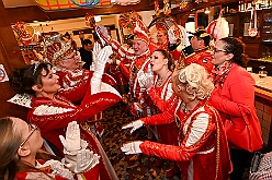 Wagenbauessen 2026- 02-05 20  Wagenbauessen - Ganz traditionell fand eine Woche vor Altweiber das Wagenessen der Sermer Wagenbauer in der Gaststätte „Viet“ statt. Nach dem herzlichen Empfang durch se. Tollität Prinz Bernd II. mit Prinzessin Gabi gab es auch einen kurzen Besuch in der Wagenhalle. : DVPJ, Toni I, Jules I., Prinz Karneval, Prinz, Prinzessin Aileen I., Hofmarschälle, Page, Pagen, Paginnen, HDK, Duisburg, Karneval, Helau, Tollität, Event, Session 2025, Session 2025, HDK Duisburg, Hauptausschuss, Hauptausschuss Karneval Duisburg, Duisburg ist echt