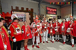 Wagenbauessen 2026- 02-05 25  Wagenbauessen - Ganz traditionell fand eine Woche vor Altweiber das Wagenessen der Sermer Wagenbauer in der Gaststätte „Viet“ statt. Nach dem herzlichen Empfang durch se. Tollität Prinz Bernd II. mit Prinzessin Gabi gab es auch einen kurzen Besuch in der Wagenhalle. : DVPJ, Toni I, Jules I., Prinz Karneval, Prinz, Prinzessin Aileen I., Hofmarschälle, Page, Pagen, Paginnen, HDK, Duisburg, Karneval, Helau, Tollität, Event, Session 2025, Session 2025, HDK Duisburg, Hauptausschuss, Hauptausschuss Karneval Duisburg, Duisburg ist echt