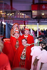 01 KarnevalOnIce 2026-02-06 05  Tour-Tag, 6. Februar - Am frühen Freitagabend hieß es in der „alleato Arena“ zum 4. Mal „Karneval on Ice“ . Eion (Spaß)Eishockeyspiel der Teams Karneval vs. Stadt Duisburg endete 10:10. Danach ging es in die Glückaufhalle nach Homberg, Herrensitzung der „Narrenzunft“. Zurück im Süden zur Ehrengarde, diese hatte den „Großen Orden“, im „Landgasthof Schenke“, an Joachim Loosen verliehen. Abschluss des Abends war dann im „Männerhort“ bei Klaus Bodzian. : DVPJ, Toni I, Jules I., Prinz Karneval, Prinz, Prinzessin Aileen I., Hofmarschälle, Page, Pagen, Paginnen, HDK, Duisburg, Karneval, Helau, Tollität, Event, Session 2025, Session 2025, HDK Duisburg, Hauptausschuss, Hauptausschuss Karneval Duisburg, Duisburg ist echt