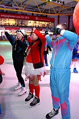 01 KarnevalOnIce 2026-02-06 14  Tour-Tag, 6. Februar - Am frühen Freitagabend hieß es in der „alleato Arena“ zum 4. Mal „Karneval on Ice“ . Eion (Spaß)Eishockeyspiel der Teams Karneval vs. Stadt Duisburg endete 10:10. Danach ging es in die Glückaufhalle nach Homberg, Herrensitzung der „Narrenzunft“. Zurück im Süden zur Ehrengarde, diese hatte den „Großen Orden“, im „Landgasthof Schenke“, an Joachim Loosen verliehen. Abschluss des Abends war dann im „Männerhort“ bei Klaus Bodzian. : DVPJ, Toni I, Jules I., Prinz Karneval, Prinz, Prinzessin Aileen I., Hofmarschälle, Page, Pagen, Paginnen, HDK, Duisburg, Karneval, Helau, Tollität, Event, Session 2025, Session 2025, HDK Duisburg, Hauptausschuss, Hauptausschuss Karneval Duisburg, Duisburg ist echt