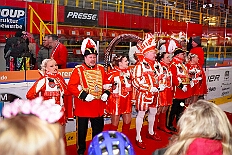 01 KarnevalOnIce 2026-02-06 15  Tour-Tag, 6. Februar - Am frühen Freitagabend hieß es in der „alleato Arena“ zum 4. Mal „Karneval on Ice“ . Eion (Spaß)Eishockeyspiel der Teams Karneval vs. Stadt Duisburg endete 10:10. Danach ging es in die Glückaufhalle nach Homberg, Herrensitzung der „Narrenzunft“. Zurück im Süden zur Ehrengarde, diese hatte den „Großen Orden“, im „Landgasthof Schenke“, an Joachim Loosen verliehen. Abschluss des Abends war dann im „Männerhort“ bei Klaus Bodzian. : DVPJ, Toni I, Jules I., Prinz Karneval, Prinz, Prinzessin Aileen I., Hofmarschälle, Page, Pagen, Paginnen, HDK, Duisburg, Karneval, Helau, Tollität, Event, Session 2025, Session 2025, HDK Duisburg, Hauptausschuss, Hauptausschuss Karneval Duisburg, Duisburg ist echt