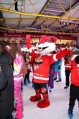 01 KarnevalOnIce 2026-02-06 16  Tour-Tag, 6. Februar - Am frühen Freitagabend hieß es in der „alleato Arena“ zum 4. Mal „Karneval on Ice“ . Eion (Spaß)Eishockeyspiel der Teams Karneval vs. Stadt Duisburg endete 10:10. Danach ging es in die Glückaufhalle nach Homberg, Herrensitzung der „Narrenzunft“. Zurück im Süden zur Ehrengarde, diese hatte den „Großen Orden“, im „Landgasthof Schenke“, an Joachim Loosen verliehen. Abschluss des Abends war dann im „Männerhort“ bei Klaus Bodzian. : DVPJ, Toni I, Jules I., Prinz Karneval, Prinz, Prinzessin Aileen I., Hofmarschälle, Page, Pagen, Paginnen, HDK, Duisburg, Karneval, Helau, Tollität, Event, Session 2025, Session 2025, HDK Duisburg, Hauptausschuss, Hauptausschuss Karneval Duisburg, Duisburg ist echt