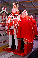 01 KarnevalOnIce 2026-02-06 18  Tour-Tag, 6. Februar - Am frühen Freitagabend hieß es in der „alleato Arena“ zum 4. Mal „Karneval on Ice“ . Eion (Spaß)Eishockeyspiel der Teams Karneval vs. Stadt Duisburg endete 10:10. Danach ging es in die Glückaufhalle nach Homberg, Herrensitzung der „Narrenzunft“. Zurück im Süden zur Ehrengarde, diese hatte den „Großen Orden“, im „Landgasthof Schenke“, an Joachim Loosen verliehen. Abschluss des Abends war dann im „Männerhort“ bei Klaus Bodzian. : DVPJ, Toni I, Jules I., Prinz Karneval, Prinz, Prinzessin Aileen I., Hofmarschälle, Page, Pagen, Paginnen, HDK, Duisburg, Karneval, Helau, Tollität, Event, Session 2025, Session 2025, HDK Duisburg, Hauptausschuss, Hauptausschuss Karneval Duisburg, Duisburg ist echt