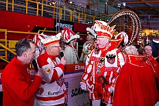 01 KarnevalOnIce 2026-02-06 21  Tour-Tag, 6. Februar - Am frühen Freitagabend hieß es in der „alleato Arena“ zum 4. Mal „Karneval on Ice“ . Eion (Spaß)Eishockeyspiel der Teams Karneval vs. Stadt Duisburg endete 10:10. Danach ging es in die Glückaufhalle nach Homberg, Herrensitzung der „Narrenzunft“. Zurück im Süden zur Ehrengarde, diese hatte den „Großen Orden“, im „Landgasthof Schenke“, an Joachim Loosen verliehen. Abschluss des Abends war dann im „Männerhort“ bei Klaus Bodzian. : DVPJ, Toni I, Jules I., Prinz Karneval, Prinz, Prinzessin Aileen I., Hofmarschälle, Page, Pagen, Paginnen, HDK, Duisburg, Karneval, Helau, Tollität, Event, Session 2025, Session 2025, HDK Duisburg, Hauptausschuss, Hauptausschuss Karneval Duisburg, Duisburg ist echt