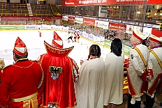 01 KarnevalOnIce 2026-02-06 28  Tour-Tag, 6. Februar - Am frühen Freitagabend hieß es in der „alleato Arena“ zum 4. Mal „Karneval on Ice“ . Eion (Spaß)Eishockeyspiel der Teams Karneval vs. Stadt Duisburg endete 10:10. Danach ging es in die Glückaufhalle nach Homberg, Herrensitzung der „Narrenzunft“. Zurück im Süden zur Ehrengarde, diese hatte den „Großen Orden“, im „Landgasthof Schenke“, an Joachim Loosen verliehen. Abschluss des Abends war dann im „Männerhort“ bei Klaus Bodzian. : DVPJ, Toni I, Jules I., Prinz Karneval, Prinz, Prinzessin Aileen I., Hofmarschälle, Page, Pagen, Paginnen, HDK, Duisburg, Karneval, Helau, Tollität, Event, Session 2025, Session 2025, HDK Duisburg, Hauptausschuss, Hauptausschuss Karneval Duisburg, Duisburg ist echt