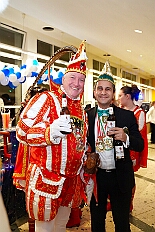 02 Herrens NarrenzHomb 2026-02-06 01  Tour-Tag, 6. Februar - Am frühen Freitagabend hieß es in der „alleato Arena“ zum 4. Mal „Karneval on Ice“ . Eion (Spaß)Eishockeyspiel der Teams Karneval vs. Stadt Duisburg endete 10:10. Danach ging es in die Glückaufhalle nach Homberg, Herrensitzung der „Narrenzunft“. Zurück im Süden zur Ehrengarde, diese hatte den „Großen Orden“, im „Landgasthof Schenke“, an Joachim Loosen verliehen. Abschluss des Abends war dann im „Männerhort“ bei Klaus Bodzian. : DVPJ, Toni I, Jules I., Prinz Karneval, Prinz, Prinzessin Aileen I., Hofmarschälle, Page, Pagen, Paginnen, HDK, Duisburg, Karneval, Helau, Tollität, Event, Session 2025, Session 2025, HDK Duisburg, Hauptausschuss, Hauptausschuss Karneval Duisburg, Duisburg ist echt