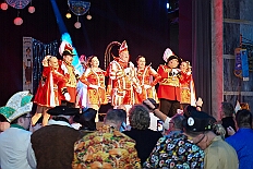 02 Herrens NarrenzHomb 2026-02-06 09  Tour-Tag, 6. Februar - Am frühen Freitagabend hieß es in der „alleato Arena“ zum 4. Mal „Karneval on Ice“ . Eion (Spaß)Eishockeyspiel der Teams Karneval vs. Stadt Duisburg endete 10:10. Danach ging es in die Glückaufhalle nach Homberg, Herrensitzung der „Narrenzunft“. Zurück im Süden zur Ehrengarde, diese hatte den „Großen Orden“, im „Landgasthof Schenke“, an Joachim Loosen verliehen. Abschluss des Abends war dann im „Männerhort“ bei Klaus Bodzian. : DVPJ, Toni I, Jules I., Prinz Karneval, Prinz, Prinzessin Aileen I., Hofmarschälle, Page, Pagen, Paginnen, HDK, Duisburg, Karneval, Helau, Tollität, Event, Session 2025, Session 2025, HDK Duisburg, Hauptausschuss, Hauptausschuss Karneval Duisburg, Duisburg ist echt