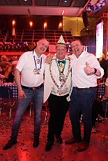 02 Herrens NarrenzHomb 2026-02-06 11  Tour-Tag, 6. Februar - Am frühen Freitagabend hieß es in der „alleato Arena“ zum 4. Mal „Karneval on Ice“ . Eion (Spaß)Eishockeyspiel der Teams Karneval vs. Stadt Duisburg endete 10:10. Danach ging es in die Glückaufhalle nach Homberg, Herrensitzung der „Narrenzunft“. Zurück im Süden zur Ehrengarde, diese hatte den „Großen Orden“, im „Landgasthof Schenke“, an Joachim Loosen verliehen. Abschluss des Abends war dann im „Männerhort“ bei Klaus Bodzian. : DVPJ, Toni I, Jules I., Prinz Karneval, Prinz, Prinzessin Aileen I., Hofmarschälle, Page, Pagen, Paginnen, HDK, Duisburg, Karneval, Helau, Tollität, Event, Session 2025, Session 2025, HDK Duisburg, Hauptausschuss, Hauptausschuss Karneval Duisburg, Duisburg ist echt