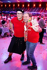 02 Herrens NarrenzHomb 2026-02-06 13  Tour-Tag, 6. Februar - Am frühen Freitagabend hieß es in der „alleato Arena“ zum 4. Mal „Karneval on Ice“ . Eion (Spaß)Eishockeyspiel der Teams Karneval vs. Stadt Duisburg endete 10:10. Danach ging es in die Glückaufhalle nach Homberg, Herrensitzung der „Narrenzunft“. Zurück im Süden zur Ehrengarde, diese hatte den „Großen Orden“, im „Landgasthof Schenke“, an Joachim Loosen verliehen. Abschluss des Abends war dann im „Männerhort“ bei Klaus Bodzian. : DVPJ, Toni I, Jules I., Prinz Karneval, Prinz, Prinzessin Aileen I., Hofmarschälle, Page, Pagen, Paginnen, HDK, Duisburg, Karneval, Helau, Tollität, Event, Session 2025, Session 2025, HDK Duisburg, Hauptausschuss, Hauptausschuss Karneval Duisburg, Duisburg ist echt