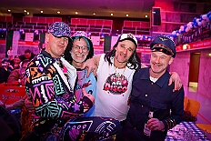 02 Herrens NarrenzHomb 2026-02-06 16  Tour-Tag, 6. Februar - Am frühen Freitagabend hieß es in der „alleato Arena“ zum 4. Mal „Karneval on Ice“ . Eion (Spaß)Eishockeyspiel der Teams Karneval vs. Stadt Duisburg endete 10:10. Danach ging es in die Glückaufhalle nach Homberg, Herrensitzung der „Narrenzunft“. Zurück im Süden zur Ehrengarde, diese hatte den „Großen Orden“, im „Landgasthof Schenke“, an Joachim Loosen verliehen. Abschluss des Abends war dann im „Männerhort“ bei Klaus Bodzian. : DVPJ, Toni I, Jules I., Prinz Karneval, Prinz, Prinzessin Aileen I., Hofmarschälle, Page, Pagen, Paginnen, HDK, Duisburg, Karneval, Helau, Tollität, Event, Session 2025, Session 2025, HDK Duisburg, Hauptausschuss, Hauptausschuss Karneval Duisburg, Duisburg ist echt