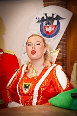 03 GrOrden Ehrengard 2026-02-06 01  Tour-Tag, 6. Februar - Am frühen Freitagabend hieß es in der „alleato Arena“ zum 4. Mal „Karneval on Ice“ . Eion (Spaß)Eishockeyspiel der Teams Karneval vs. Stadt Duisburg endete 10:10. Danach ging es in die Glückaufhalle nach Homberg, Herrensitzung der „Narrenzunft“. Zurück im Süden zur Ehrengarde, diese hatte den „Großen Orden“, im „Landgasthof Schenke“, an Joachim Loosen verliehen. Abschluss des Abends war dann im „Männerhort“ bei Klaus Bodzian. : DVPJ, Toni I, Jules I., Prinz Karneval, Prinz, Prinzessin Aileen I., Hofmarschälle, Page, Pagen, Paginnen, HDK, Duisburg, Karneval, Helau, Tollität, Event, Session 2025, Session 2025, HDK Duisburg, Hauptausschuss, Hauptausschuss Karneval Duisburg, Duisburg ist echt