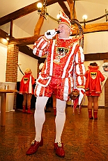 03 GrOrden Ehrengard 2026-02-06 04  Tour-Tag, 6. Februar - Am frühen Freitagabend hieß es in der „alleato Arena“ zum 4. Mal „Karneval on Ice“ . Eion (Spaß)Eishockeyspiel der Teams Karneval vs. Stadt Duisburg endete 10:10. Danach ging es in die Glückaufhalle nach Homberg, Herrensitzung der „Narrenzunft“. Zurück im Süden zur Ehrengarde, diese hatte den „Großen Orden“, im „Landgasthof Schenke“, an Joachim Loosen verliehen. Abschluss des Abends war dann im „Männerhort“ bei Klaus Bodzian. : DVPJ, Toni I, Jules I., Prinz Karneval, Prinz, Prinzessin Aileen I., Hofmarschälle, Page, Pagen, Paginnen, HDK, Duisburg, Karneval, Helau, Tollität, Event, Session 2025, Session 2025, HDK Duisburg, Hauptausschuss, Hauptausschuss Karneval Duisburg, Duisburg ist echt