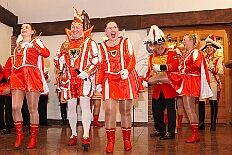 03 GrOrden Ehrengard 2026-02-06 05  Tour-Tag, 6. Februar - Am frühen Freitagabend hieß es in der „alleato Arena“ zum 4. Mal „Karneval on Ice“ . Eion (Spaß)Eishockeyspiel der Teams Karneval vs. Stadt Duisburg endete 10:10. Danach ging es in die Glückaufhalle nach Homberg, Herrensitzung der „Narrenzunft“. Zurück im Süden zur Ehrengarde, diese hatte den „Großen Orden“, im „Landgasthof Schenke“, an Joachim Loosen verliehen. Abschluss des Abends war dann im „Männerhort“ bei Klaus Bodzian. : DVPJ, Toni I, Jules I., Prinz Karneval, Prinz, Prinzessin Aileen I., Hofmarschälle, Page, Pagen, Paginnen, HDK, Duisburg, Karneval, Helau, Tollität, Event, Session 2025, Session 2025, HDK Duisburg, Hauptausschuss, Hauptausschuss Karneval Duisburg, Duisburg ist echt