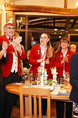 03 GrOrden Ehrengard 2026-02-06 07  Tour-Tag, 6. Februar - Am frühen Freitagabend hieß es in der „alleato Arena“ zum 4. Mal „Karneval on Ice“ . Eion (Spaß)Eishockeyspiel der Teams Karneval vs. Stadt Duisburg endete 10:10. Danach ging es in die Glückaufhalle nach Homberg, Herrensitzung der „Narrenzunft“. Zurück im Süden zur Ehrengarde, diese hatte den „Großen Orden“, im „Landgasthof Schenke“, an Joachim Loosen verliehen. Abschluss des Abends war dann im „Männerhort“ bei Klaus Bodzian. : DVPJ, Toni I, Jules I., Prinz Karneval, Prinz, Prinzessin Aileen I., Hofmarschälle, Page, Pagen, Paginnen, HDK, Duisburg, Karneval, Helau, Tollität, Event, Session 2025, Session 2025, HDK Duisburg, Hauptausschuss, Hauptausschuss Karneval Duisburg, Duisburg ist echt