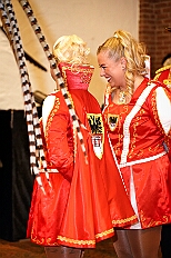 03 GrOrden Ehrengard 2026-02-06 08  Tour-Tag, 6. Februar - Am frühen Freitagabend hieß es in der „alleato Arena“ zum 4. Mal „Karneval on Ice“ . Eion (Spaß)Eishockeyspiel der Teams Karneval vs. Stadt Duisburg endete 10:10. Danach ging es in die Glückaufhalle nach Homberg, Herrensitzung der „Narrenzunft“. Zurück im Süden zur Ehrengarde, diese hatte den „Großen Orden“, im „Landgasthof Schenke“, an Joachim Loosen verliehen. Abschluss des Abends war dann im „Männerhort“ bei Klaus Bodzian. : DVPJ, Toni I, Jules I., Prinz Karneval, Prinz, Prinzessin Aileen I., Hofmarschälle, Page, Pagen, Paginnen, HDK, Duisburg, Karneval, Helau, Tollität, Event, Session 2025, Session 2025, HDK Duisburg, Hauptausschuss, Hauptausschuss Karneval Duisburg, Duisburg ist echt