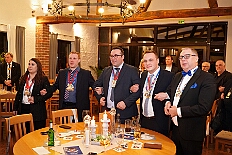 03 GrOrden Ehrengard 2026-02-06 09  Tour-Tag, 6. Februar - Am frühen Freitagabend hieß es in der „alleato Arena“ zum 4. Mal „Karneval on Ice“ . Eion (Spaß)Eishockeyspiel der Teams Karneval vs. Stadt Duisburg endete 10:10. Danach ging es in die Glückaufhalle nach Homberg, Herrensitzung der „Narrenzunft“. Zurück im Süden zur Ehrengarde, diese hatte den „Großen Orden“, im „Landgasthof Schenke“, an Joachim Loosen verliehen. Abschluss des Abends war dann im „Männerhort“ bei Klaus Bodzian. : DVPJ, Toni I, Jules I., Prinz Karneval, Prinz, Prinzessin Aileen I., Hofmarschälle, Page, Pagen, Paginnen, HDK, Duisburg, Karneval, Helau, Tollität, Event, Session 2025, Session 2025, HDK Duisburg, Hauptausschuss, Hauptausschuss Karneval Duisburg, Duisburg ist echt