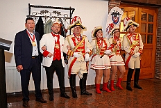 03 GrOrden Ehrengard 2026-02-06 12  Tour-Tag, 6. Februar - Am frühen Freitagabend hieß es in der „alleato Arena“ zum 4. Mal „Karneval on Ice“ . Eion (Spaß)Eishockeyspiel der Teams Karneval vs. Stadt Duisburg endete 10:10. Danach ging es in die Glückaufhalle nach Homberg, Herrensitzung der „Narrenzunft“. Zurück im Süden zur Ehrengarde, diese hatte den „Großen Orden“, im „Landgasthof Schenke“, an Joachim Loosen verliehen. Abschluss des Abends war dann im „Männerhort“ bei Klaus Bodzian. : DVPJ, Toni I, Jules I., Prinz Karneval, Prinz, Prinzessin Aileen I., Hofmarschälle, Page, Pagen, Paginnen, HDK, Duisburg, Karneval, Helau, Tollität, Event, Session 2025, Session 2025, HDK Duisburg, Hauptausschuss, Hauptausschuss Karneval Duisburg, Duisburg ist echt