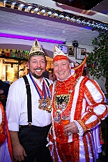 04 Maennerhort Bodzian 2026-02-06 01  Tour-Tag, 6. Februar - Am frühen Freitagabend hieß es in der „alleato Arena“ zum 4. Mal „Karneval on Ice“ . Eion (Spaß)Eishockeyspiel der Teams Karneval vs. Stadt Duisburg endete 10:10. Danach ging es in die Glückaufhalle nach Homberg, Herrensitzung der „Narrenzunft“. Zurück im Süden zur Ehrengarde, diese hatte den „Großen Orden“, im „Landgasthof Schenke“, an Joachim Loosen verliehen. Abschluss des Abends war dann im „Männerhort“ bei Klaus Bodzian. : DVPJ, Toni I, Jules I., Prinz Karneval, Prinz, Prinzessin Aileen I., Hofmarschälle, Page, Pagen, Paginnen, HDK, Duisburg, Karneval, Helau, Tollität, Event, Session 2025, Session 2025, HDK Duisburg, Hauptausschuss, Hauptausschuss Karneval Duisburg, Duisburg ist echt