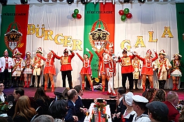 01 GuergerGala 2026-02-07 01  Tour-Tag, 7. Februar - In unserer Residenz, dem WYNDHAM Hotel Duisburger Hof, begann unsere Abendtour mit der Bürger-Gala der Bürgergarde. Quasi ums Eck war der nächste Termin bei der restlos ausgekauften Damensitzung des Sonnigen Südens. Zur Mädchensitzung der Rot-Weißen aus Hamborn ging es danach in die Clauberghalle. Einmal quer durch die Stadt war dann das Kostümfest der KG Op de Hippe Höh. : DVPJ, Toni I, Jules I., Prinz Karneval, Prinz, Prinzessin Aileen I., Hofmarschälle, Page, Pagen, Paginnen, HDK, Duisburg, Karneval, Helau, Tollität, Event, Session 2025, Session 2025, HDK Duisburg, Hauptausschuss, Hauptausschuss Karneval Duisburg, Duisburg ist echt