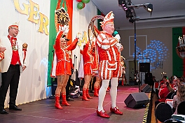 01 GuergerGala 2026-02-07 03  Tour-Tag, 7. Februar - In unserer Residenz, dem WYNDHAM Hotel Duisburger Hof, begann unsere Abendtour mit der Bürger-Gala der Bürgergarde. Quasi ums Eck war der nächste Termin bei der restlos ausgekauften Damensitzung des Sonnigen Südens. Zur Mädchensitzung der Rot-Weißen aus Hamborn ging es danach in die Clauberghalle. Einmal quer durch die Stadt war dann das Kostümfest der KG Op de Hippe Höh. : DVPJ, Toni I, Jules I., Prinz Karneval, Prinz, Prinzessin Aileen I., Hofmarschälle, Page, Pagen, Paginnen, HDK, Duisburg, Karneval, Helau, Tollität, Event, Session 2025, Session 2025, HDK Duisburg, Hauptausschuss, Hauptausschuss Karneval Duisburg, Duisburg ist echt