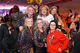 02 Damens SonnigSued 2026-02-07 01  Tour-Tag, 7. Februar - In unserer Residenz, dem WYNDHAM Hotel Duisburger Hof, begann unsere Abendtour mit der Bürger-Gala der Bürgergarde. Quasi ums Eck war der nächste Termin bei der restlos ausgekauften Damensitzung des Sonnigen Südens. Zur Mädchensitzung der Rot-Weißen aus Hamborn ging es danach in die Clauberghalle. Einmal quer durch die Stadt war dann das Kostümfest der KG Op de Hippe Höh. : DVPJ, Toni I, Jules I., Prinz Karneval, Prinz, Prinzessin Aileen I., Hofmarschälle, Page, Pagen, Paginnen, HDK, Duisburg, Karneval, Helau, Tollität, Event, Session 2025, Session 2025, HDK Duisburg, Hauptausschuss, Hauptausschuss Karneval Duisburg, Duisburg ist echt