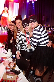 03 Maedvhns RWHambMarx 2026-02-07 03  Tour-Tag, 7. Februar - In unserer Residenz, dem WYNDHAM Hotel Duisburger Hof, begann unsere Abendtour mit der Bürger-Gala der Bürgergarde. Quasi ums Eck war der nächste Termin bei der restlos ausgekauften Damensitzung des Sonnigen Südens. Zur Mädchensitzung der Rot-Weißen aus Hamborn ging es danach in die Clauberghalle. Einmal quer durch die Stadt war dann das Kostümfest der KG Op de Hippe Höh. : DVPJ, Toni I, Jules I., Prinz Karneval, Prinz, Prinzessin Aileen I., Hofmarschälle, Page, Pagen, Paginnen, HDK, Duisburg, Karneval, Helau, Tollität, Event, Session 2025, Session 2025, HDK Duisburg, Hauptausschuss, Hauptausschuss Karneval Duisburg, Duisburg ist echt