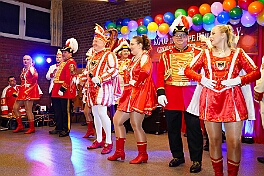 04 Kostuemf HippeHoeh 2026-02-07 01  Tour-Tag, 7. Februar - In unserer Residenz, dem WYNDHAM Hotel Duisburger Hof, begann unsere Abendtour mit der Bürger-Gala der Bürgergarde. Quasi ums Eck war der nächste Termin bei der restlos ausgekauften Damensitzung des Sonnigen Südens. Zur Mädchensitzung der Rot-Weißen aus Hamborn ging es danach in die Clauberghalle. Einmal quer durch die Stadt war dann das Kostümfest der KG Op de Hippe Höh. : DVPJ, Toni I, Jules I., Prinz Karneval, Prinz, Prinzessin Aileen I., Hofmarschälle, Page, Pagen, Paginnen, HDK, Duisburg, Karneval, Helau, Tollität, Event, Session 2025, Session 2025, HDK Duisburg, Hauptausschuss, Hauptausschuss Karneval Duisburg, Duisburg ist echt