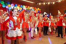 04 Kostuemf HippeHoeh 2026-02-07 10  Tour-Tag, 7. Februar - In unserer Residenz, dem WYNDHAM Hotel Duisburger Hof, begann unsere Abendtour mit der Bürger-Gala der Bürgergarde. Quasi ums Eck war der nächste Termin bei der restlos ausgekauften Damensitzung des Sonnigen Südens. Zur Mädchensitzung der Rot-Weißen aus Hamborn ging es danach in die Clauberghalle. Einmal quer durch die Stadt war dann das Kostümfest der KG Op de Hippe Höh. : DVPJ, Toni I, Jules I., Prinz Karneval, Prinz, Prinzessin Aileen I., Hofmarschälle, Page, Pagen, Paginnen, HDK, Duisburg, Karneval, Helau, Tollität, Event, Session 2025, Session 2025, HDK Duisburg, Hauptausschuss, Hauptausschuss Karneval Duisburg, Duisburg ist echt