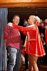 01 Herrens RW HambMarx 2026-02-08 03  Tour-Tag, 8. Februar -Start war an diesem Sonntag mit der Herrensitzung der Rot-Weißen aus Hamborn im Abteikeller. Danach wurde uns  eine Spende für den neuen Inklusions-Bus vom Meidericher Hilfswerk e.V. übergeben. Weiter zur Herrensitzung  der » Blauen Jungs « an gewohnter Stätte. Zur Stärkung zwischendurch war dann das Grünkohlessen von Bienen Lindner im „Langgasthof Schenke“. Nach einem Besuch in unserem Standquartier, UT_Ungelsheimer Treff“, waren wir beim 4:2 des MSV vs. Verl in der schauinsland-reisen Arena. : DVPJ, Toni I, Jules I., Prinz Karneval, Prinz, Prinzessin Aileen I., Hofmarschälle, Page, Pagen, Paginnen, HDK, Duisburg, Karneval, Helau, Tollität, Event, Session 2025, Session 2025, HDK Duisburg, Hauptausschuss, Hauptausschuss Karneval Duisburg, Duisburg ist echt