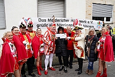 02 MeiderichHilfswerk 2026-02-08 04  Tour-Tag, 8. Februar -Start war an diesem Sonntag mit der Herrensitzung der Rot-Weißen aus Hamborn im Abteikeller. Danach wurde uns  eine Spende für den neuen Inklusions-Bus vom Meidericher Hilfswerk e.V. übergeben. Weiter zur Herrensitzung  der » Blauen Jungs « an gewohnter Stätte. Zur Stärkung zwischendurch war dann das Grünkohlessen von Bienen Lindner im „Langgasthof Schenke“. Nach einem Besuch in unserem Standquartier, UT_Ungelsheimer Treff“, waren wir beim 4:2 des MSV vs. Verl in der schauinsland-reisen Arena. : DVPJ, Toni I, Jules I., Prinz Karneval, Prinz, Prinzessin Aileen I., Hofmarschälle, Page, Pagen, Paginnen, HDK, Duisburg, Karneval, Helau, Tollität, Event, Session 2025, Session 2025, HDK Duisburg, Hauptausschuss, Hauptausschuss Karneval Duisburg, Duisburg ist echt
