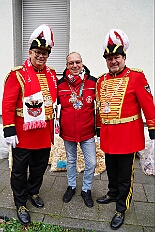 02 MeiderichHilfswerk 2026-02-08 08  Tour-Tag, 8. Februar -Start war an diesem Sonntag mit der Herrensitzung der Rot-Weißen aus Hamborn im Abteikeller. Danach wurde uns  eine Spende für den neuen Inklusions-Bus vom Meidericher Hilfswerk e.V. übergeben. Weiter zur Herrensitzung  der » Blauen Jungs « an gewohnter Stätte. Zur Stärkung zwischendurch war dann das Grünkohlessen von Bienen Lindner im „Langgasthof Schenke“. Nach einem Besuch in unserem Standquartier, UT_Ungelsheimer Treff“, waren wir beim 4:2 des MSV vs. Verl in der schauinsland-reisen Arena. : DVPJ, Toni I, Jules I., Prinz Karneval, Prinz, Prinzessin Aileen I., Hofmarschälle, Page, Pagen, Paginnen, HDK, Duisburg, Karneval, Helau, Tollität, Event, Session 2025, Session 2025, HDK Duisburg, Hauptausschuss, Hauptausschuss Karneval Duisburg, Duisburg ist echt